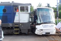 Autobus uvízl na kolejích, narazil do něj vlak. Cestující zachránila duchapřítomnost řidiče