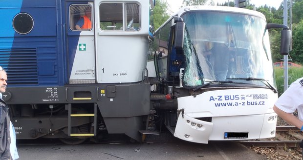 Vlak najel do prázdného autobusu