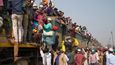 Na jeden vlak čeká na nádraží v Bangladéši i deset tisíc lidí