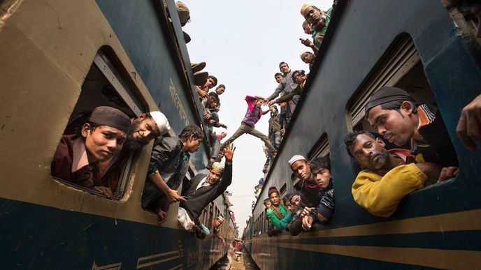 Na jeden vlak čeká na nádraží v Bangladéši i deset tisíc lidí