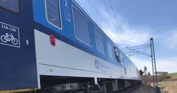 Omezení na kolejích ve Velké Chuchli: Vlak vjel do zákazu! 