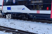 Chaos na kolejích v Brně! Lokomotiva vykolejila přímo na hlavním nádraží