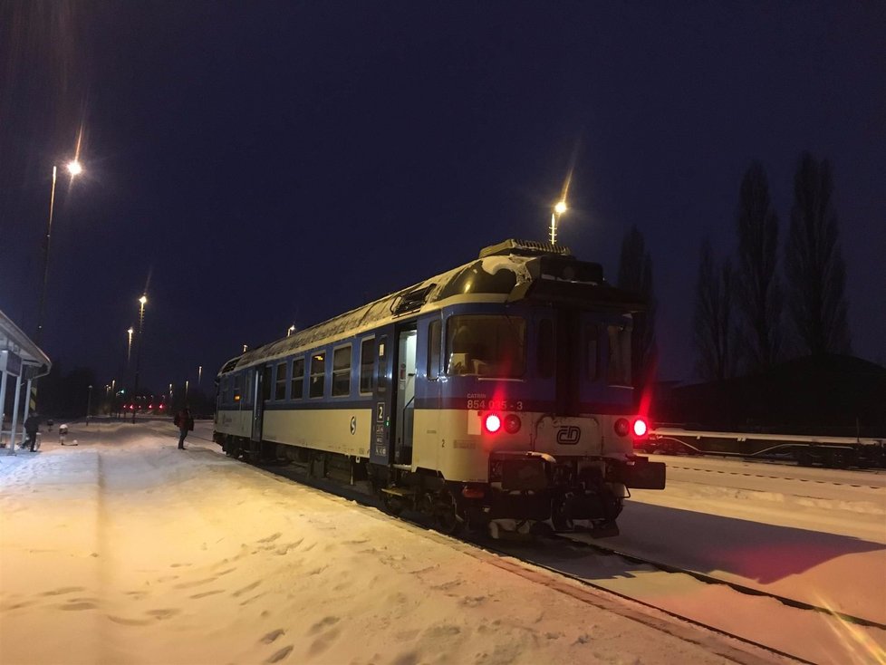 Osobní vlak z Mladé Boleslavi vysadil cestující do Prahy už v Čakovicích (9. 2. 2021)