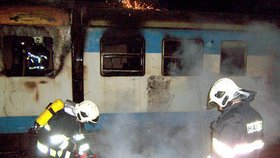 40 cestujících muselo před požárem z vlaku utéct