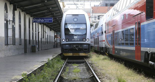 Mezi Prahou a Berounem jezdí vlaky se zpožděním kvůli rozbité koleji. (Ilustrační foto)