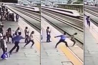Video hrdiny: Muž strhne ženu jen vteřinu předtím, než skočí pod vlak