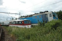 Vlak narazil do autobusu, odhodil ho 30 metrů!