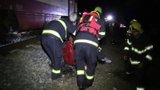 Drama nad Vltavou: Vlaku hrozil pád do vody. Z nádrže unikala nafta