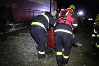 Drama nad Vltavou: Vlaku hrozil pád do vody. Z nádrže unikala nafta