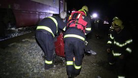 Motorový vlak na trase Davle – Vrané nad Vltavou měl v noci nehodu, když motoráku praskl kardan a prorazil nádrž, ze které začala vytékat nafta. - See more at: http://www.aktu.cz/videos/nehoda-vlaku-na-nepristupnem-miste-hrozilo-znecisteni-vltavy/#sthash.B3dvzbd4.dpuf