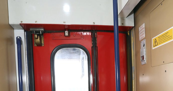 Dveře vlaku, kterým rodina cestovala