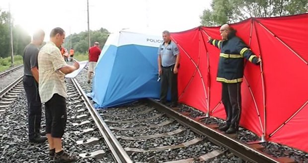 Pád holčičky (†3) z vlaku na Olomoucku: Vypadla z okna, nebo ze dveří?