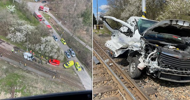 Vlak smetl dodávku na železničním přejezdu! Řidič i přes půlhodinovou resuscitaci zemřel