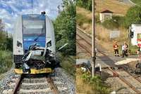 Vážná nehoda na Plzeňsku: Vlak smetl na přejezdu dodávku převážející krávu