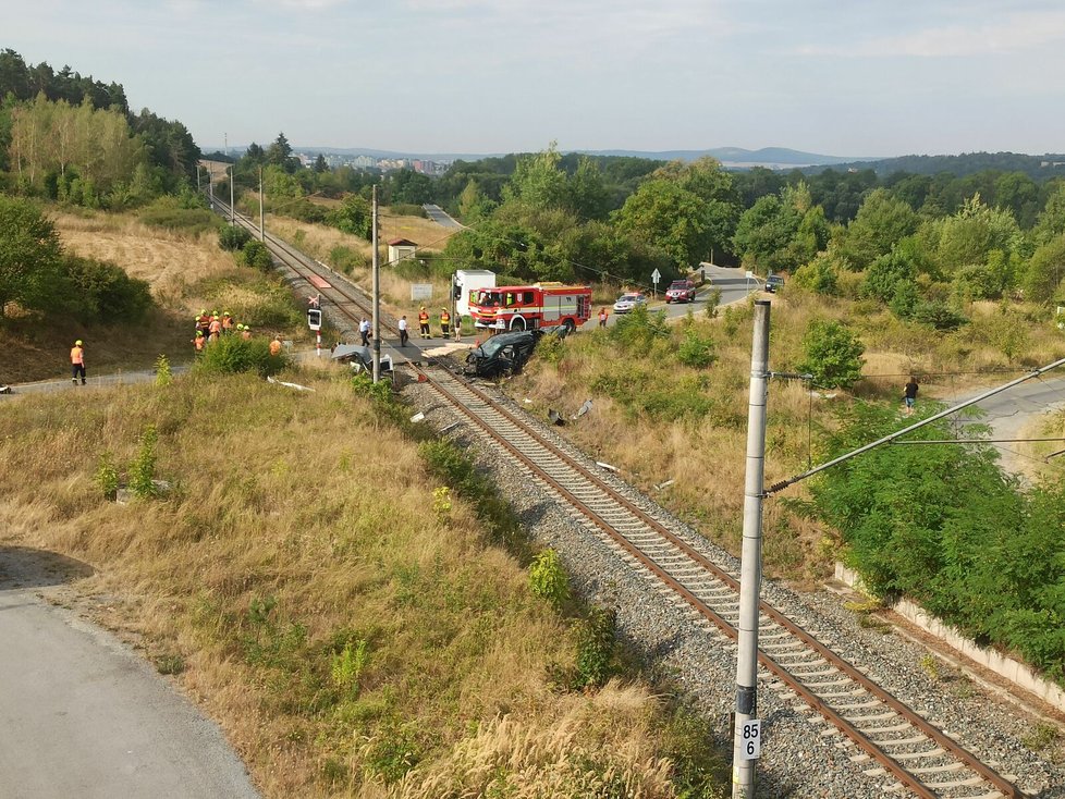 Vlak smetl u Dobřan na Plzeňsku na přejezdu dodávku převážející krávu.