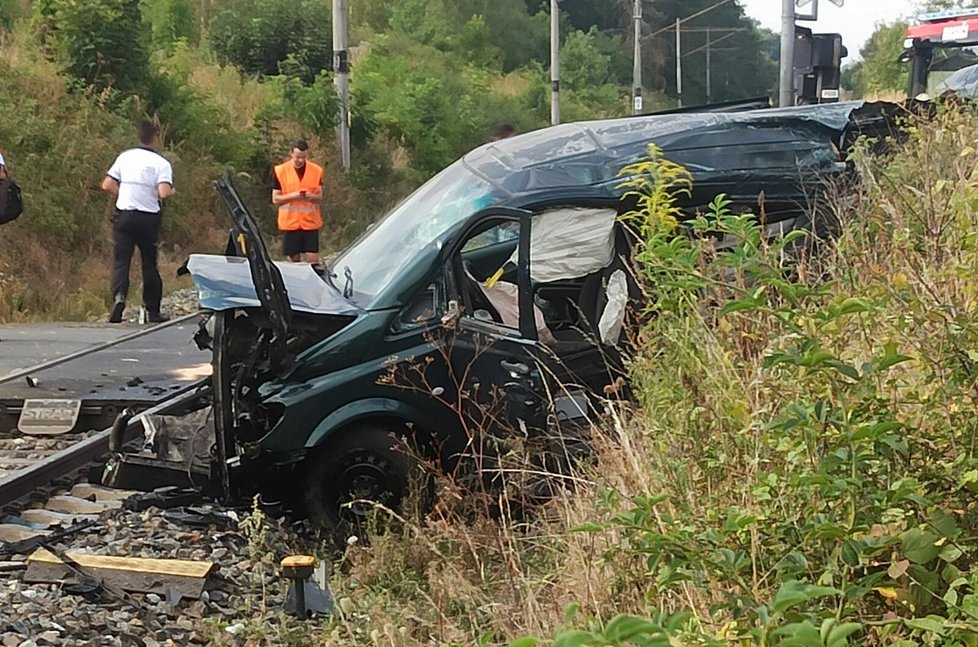 Vlak smetl u Dobřan na Plzeňsku na přejezdu dodávku převážející krávu.