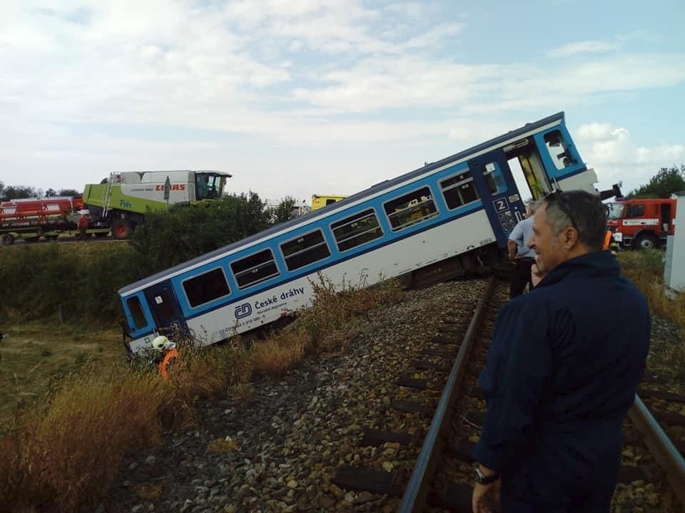 Vážná nehoda na Rakovnicku: Vlak tu smetl dodávku