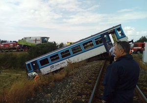 Vážná nehoda na Rakovnicku: Vlak tu smetl dodávku.