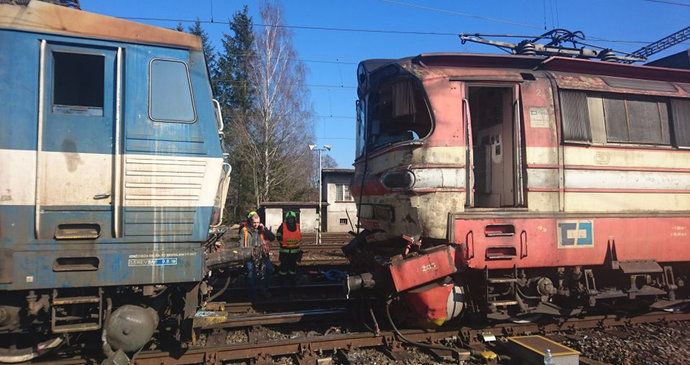 V Havlíčkově Brodě se střetl nákladní vlak s posunovanou lokomotivou, škoda jde do milionů