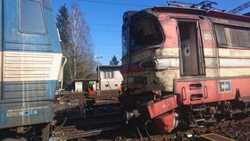 V Havlíčkově Brodě se střetl nákladní vlak s posunovanou lokomotivou, škoda jde do milionů