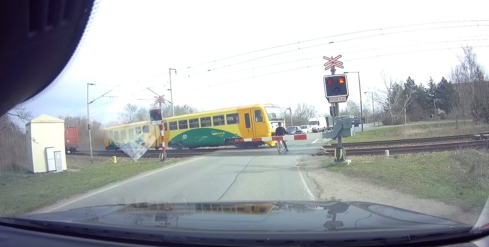 Na železničním přejezdu u Březhradu nedaleko Hradce Králové málem došlo k neštěstí. Neukázněný cyklista vjel skoro pod kola vlaku.