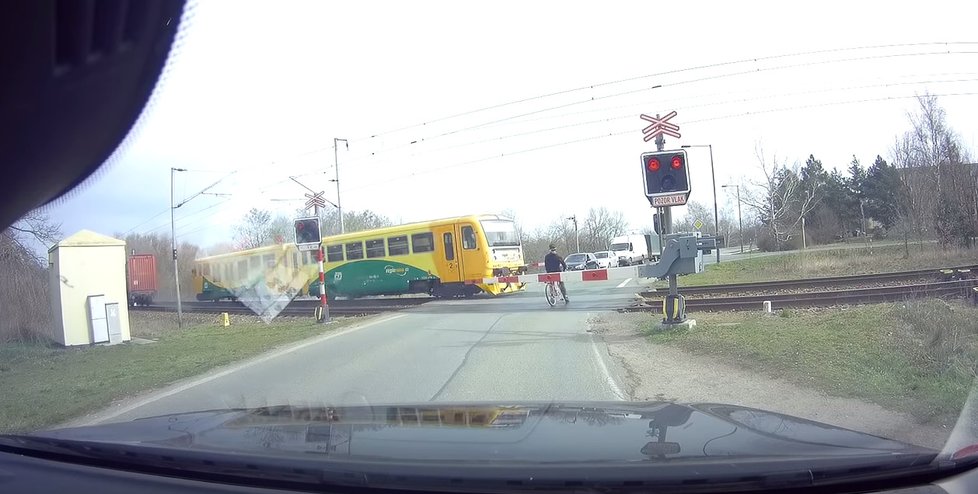 Na železničním přejezdu u Březhradu nedaleko Hradce Králové málem došlo k neštěstí. Neukázněný cyklista vjel skoro pod kola vlaku.