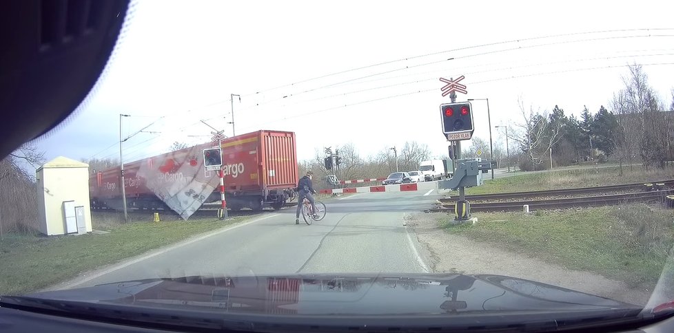Na železničním přejezdu u Březhradu nedaleko Hradce Králové málem došlo k neštěstí. Neukázněný cyklista vjel skoro pod kola vlaku.