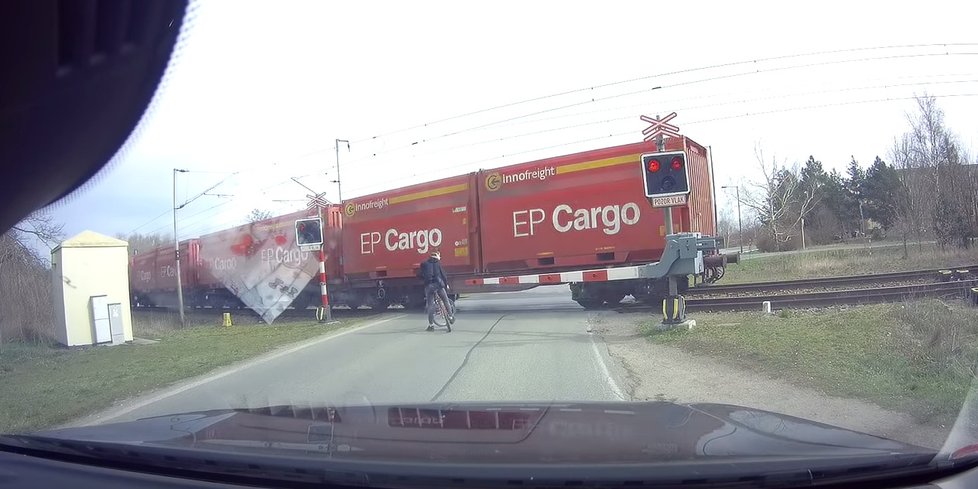 Na železničním přejezdu u Březhradu nedaleko Hradce Králové málem došlo k neštěstí. Neukázněný cyklista vjel skoro pod kola vlaku.