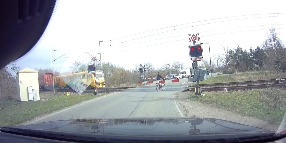 Na železničním přejezdu u Březhradu nedaleko Hradce Králové málem došlo k neštěstí. Neukázněný cyklista vjel skoro pod kola vlaku.