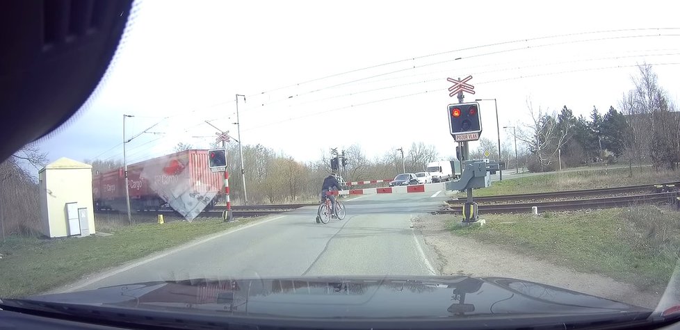 Na železničním přejezdu u Březhradu nedaleko Hradce Králové málem došlo k neštěstí. Neukázněný cyklista vjel skoro pod kola vlaku.