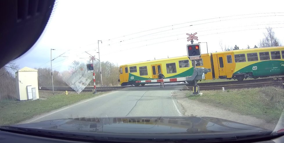 Na železničním přejezdu u Březhradu nedaleko Hradce Králové málem došlo k neštěstí. Neukázněný cyklista vjel skoro pod kola vlaku.