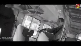 Drama ve vlaku v Hradci Králové: Pasažér manipuloval se zbraní, zasáhli policisté se štíty