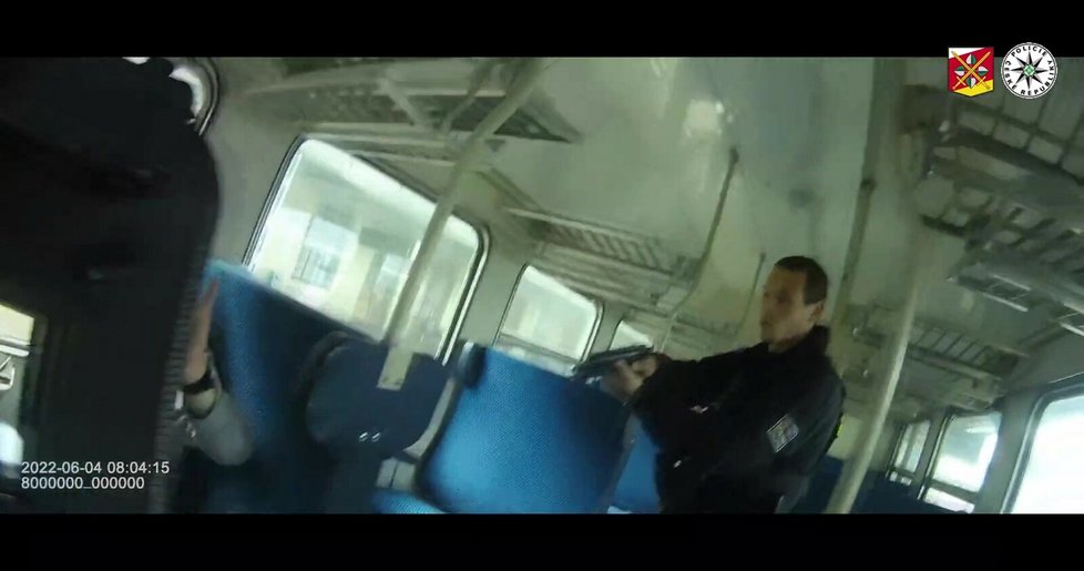 Policie zasahovala proti muži se zbraní ve vlaku.