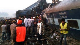 Nehoda vlaku v Indii si vyžádala nejméně 96 mrtvých