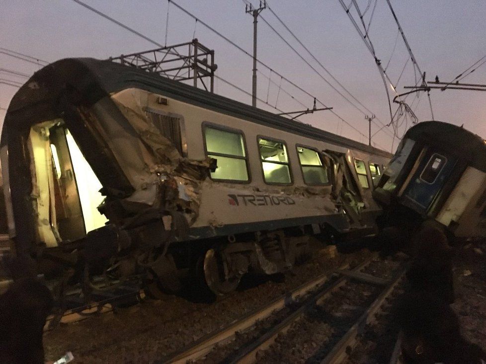 V Itálii u Milána vykolejil vlak.