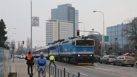 Centrem Brna projel v neděli před polednem speciální express Jiří Raška, který vezl cestující z pražského hlavního nádraží až na brněnské výstaviště.