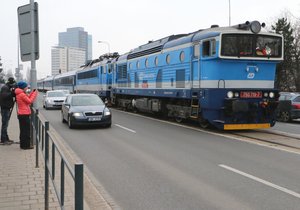 Centrem Brna projel v neděli před polednem speciální express Jiří Raška, který vezl cestující z pražského hlavního nádraží až na brněnské výstaviště.