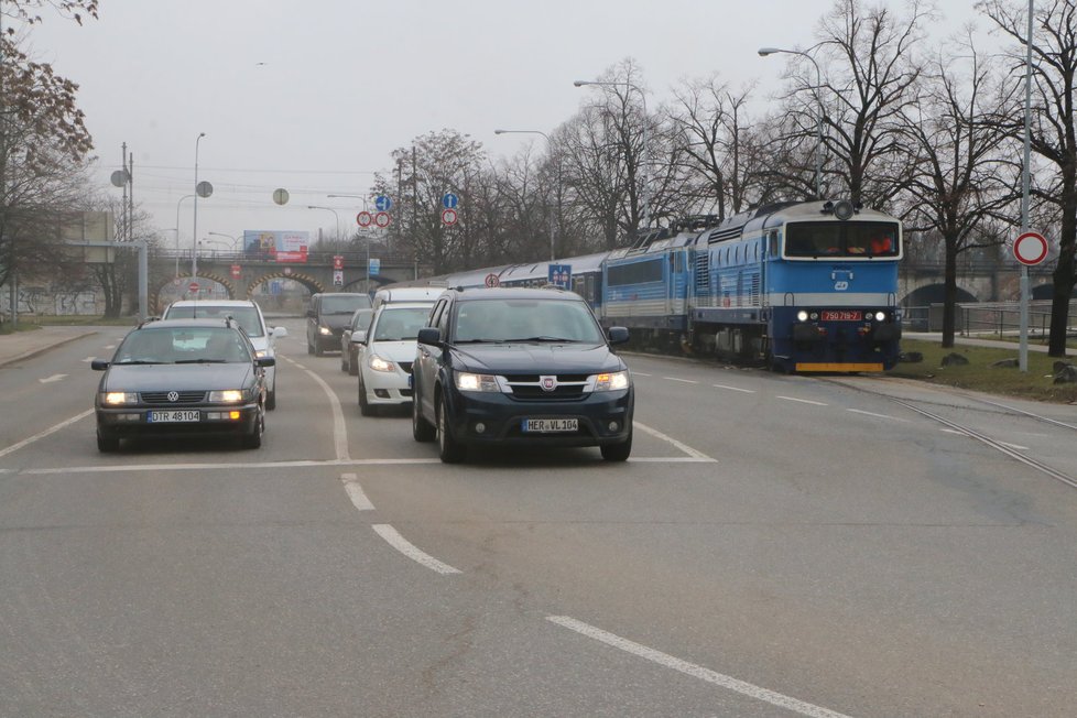 Centrem Brna projel v neděli před polednem speciální express Jiří Raška, který vezl cestující z pražského hlavního nádraží až na brněnské výstaviště.