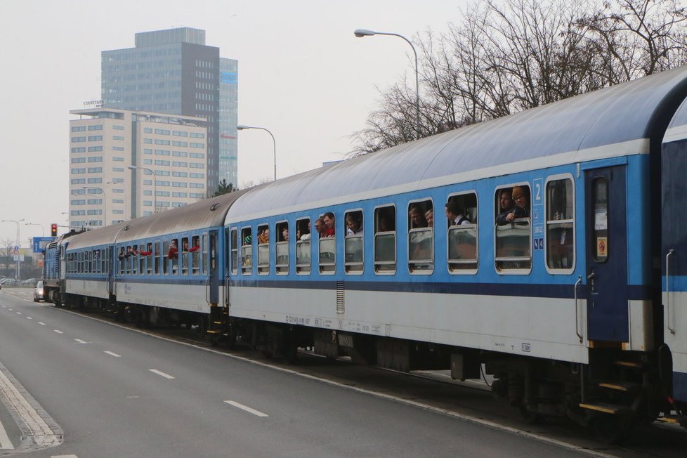 Centrem Brna projel v neděli před polednem speciální express Jiří Raška, který vezl cestující z pražského hlavního nádraží až na brněnské výstaviště.