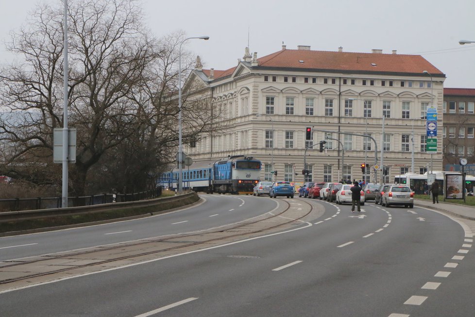 Centrem Brna projel v neděli před polednem speciální express Jiří Raška, který vezl cestující z pražského hlavního nádraží až na brněnské výstaviště.