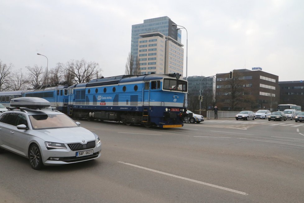 Centrem Brna projel v neděli před polednem speciální express Jiří Raška, který vezl cestující z pražského hlavního nádraží až na brněnské výstaviště.