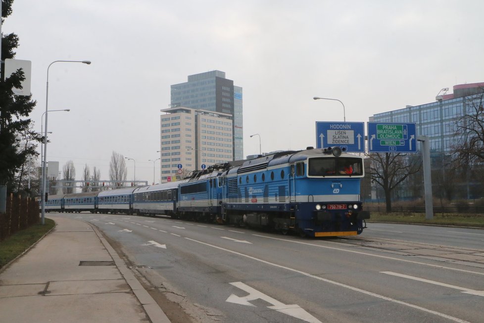 Centrem Brna projel v neděli před polednem speciální express Jiří Raška, který vezl cestující z pražského hlavního nádraží až na brněnské výstaviště.