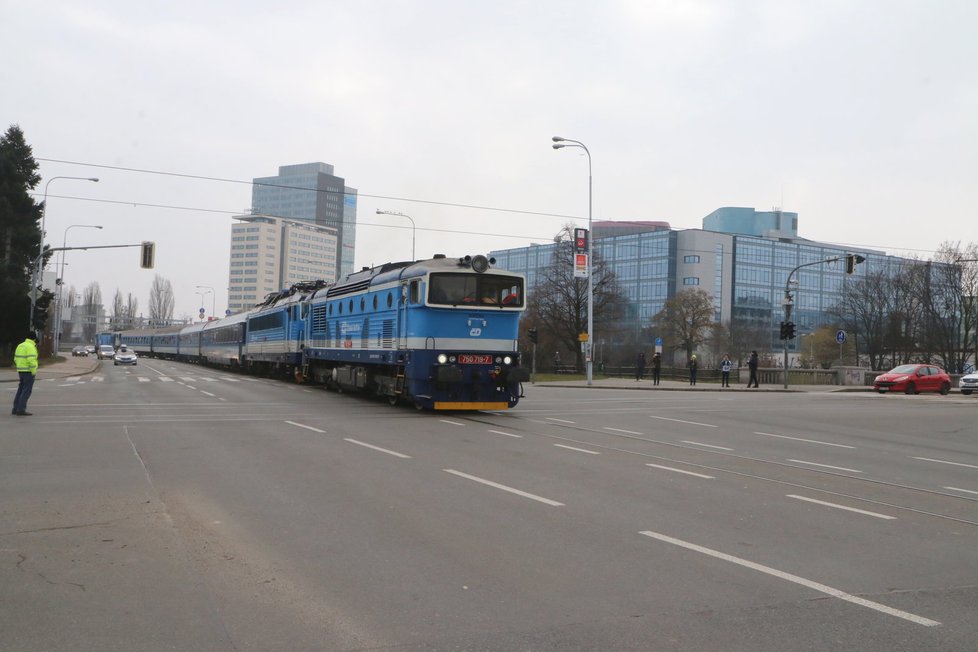 Centrem Brna projel v neděli před polednem speciální express Jiří Raška, který vezl cestující z pražského hlavního nádraží až na brněnské výstaviště.