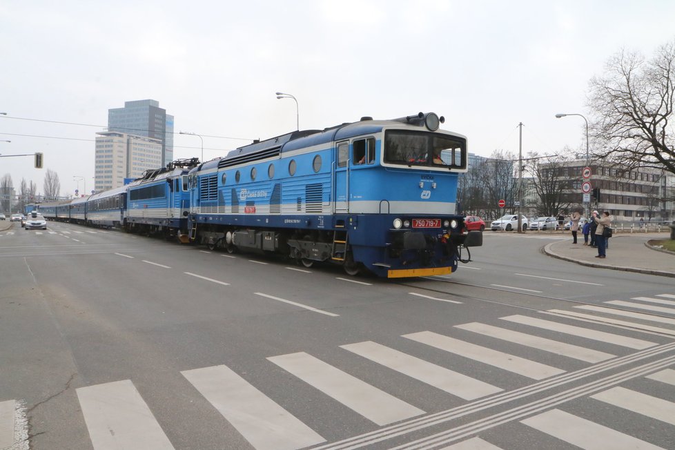 Centrem Brna projel v neděli před polednem speciální express Jiří Raška, který vezl cestující z pražského hlavního nádraží až na brněnské výstaviště.