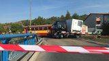 Střet náklaďáku a vlaku na přejezdu v Kralupech: Zranili se cestující, na železnici to stálo