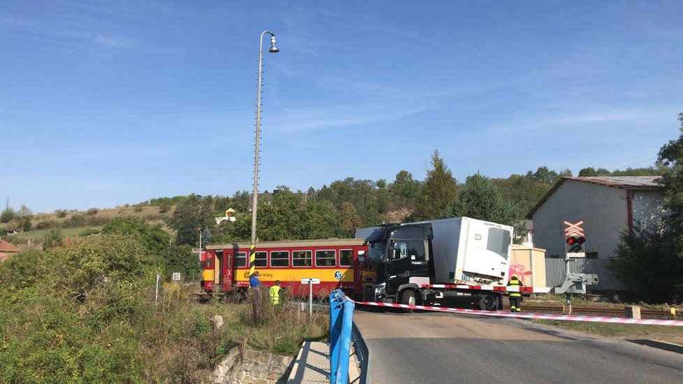 V Kralupech nad Vltavou se na železničním přejezdu srazil vlak s nákladním autem.