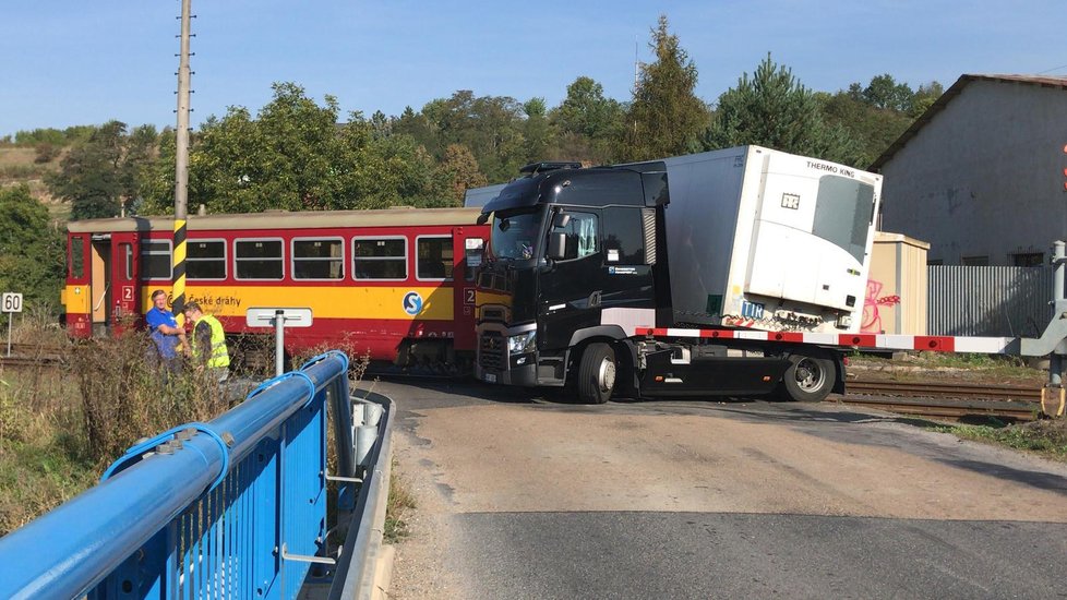 V Kralupech nad Vltavou se na železničním přejezdu srazil vlak s nákladním autem.