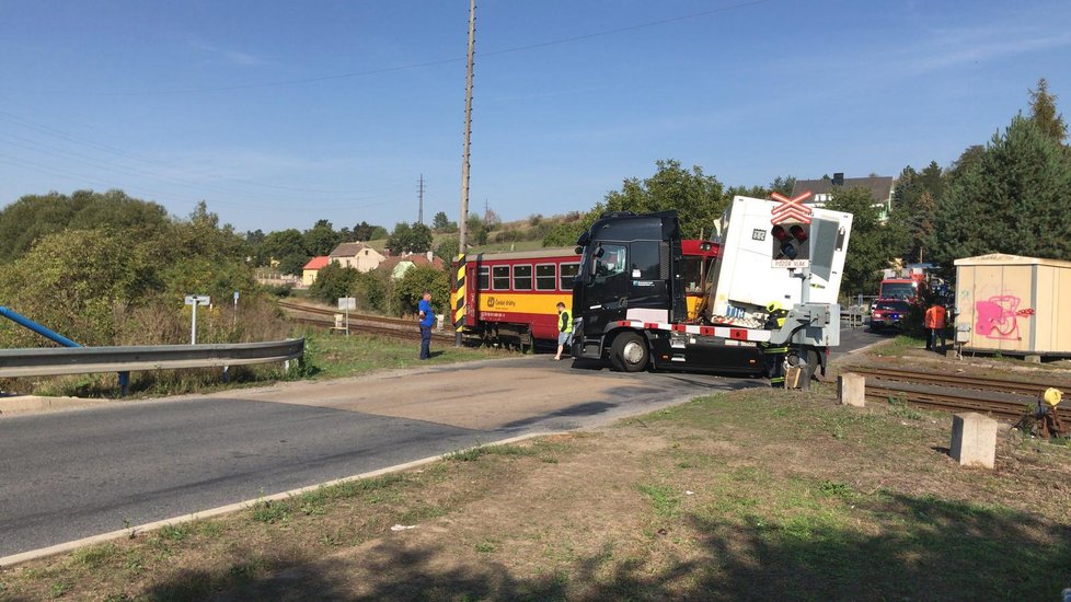 V Kralupech nad Vltavou se na železničním přejezdu srazil vlak s nákladním autem.