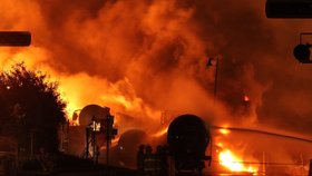 Ohnivé peklo v Kanadě způsobil výbuch nákladní vlakové soupravy, převážející ropu