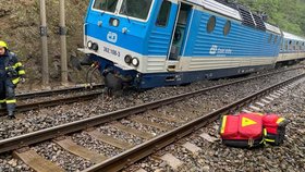 Rychlík u Karlštejna narazil do skály! Na místě je pět zraněných.